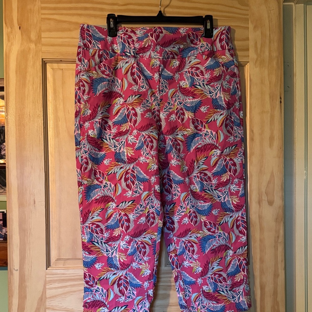 Coral Bay Vibrant Leaf Print Capris. Size 14. Stretch. Cruise Wear. NWT
